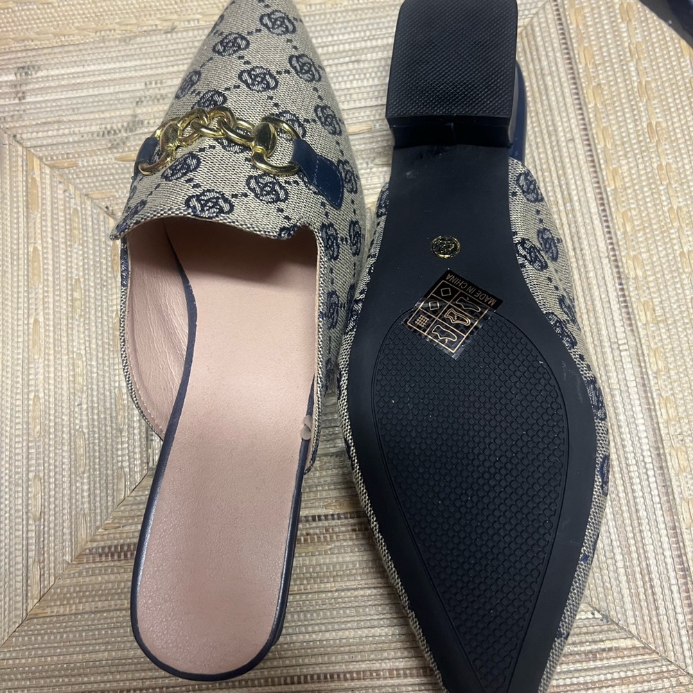 Cream and Blue Mules with Pointed Toe and Textured Sole